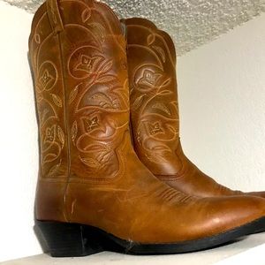 Cowgirl boots baby!! Pure leather! Size 10